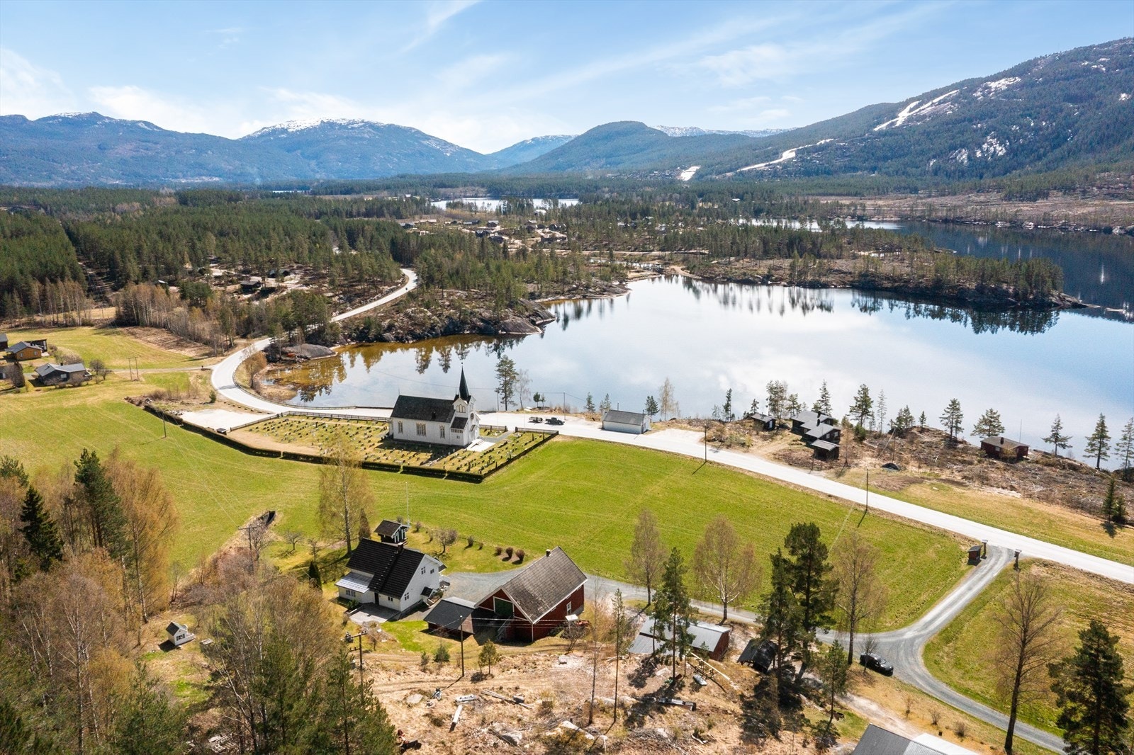 De to resterende tomteparsellene ligger på nedsiden av veien, og stekker seg helt ned til Vråvatn med strandlinje og brygge. Galleribilde