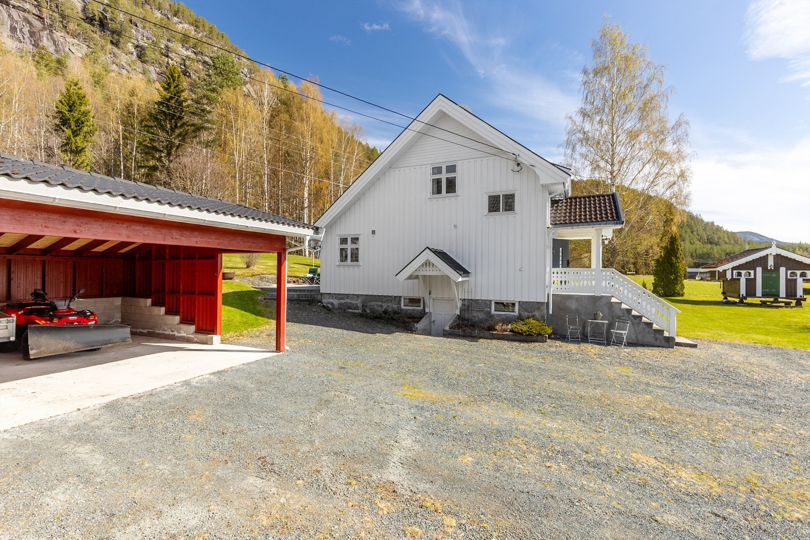 Romslig carport og god plass til parkering på gårdstunet. Det er installert elbillader i carport. Galleribilde