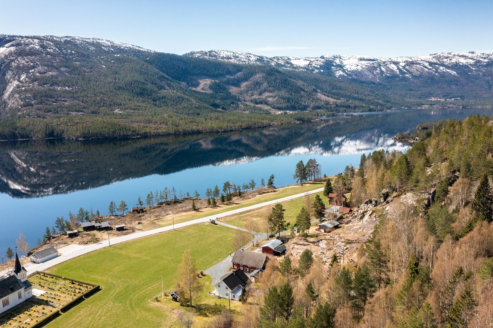 Fra eiendommen er det en flott utsikt over Vråvatn og fjellene. Galleribilde