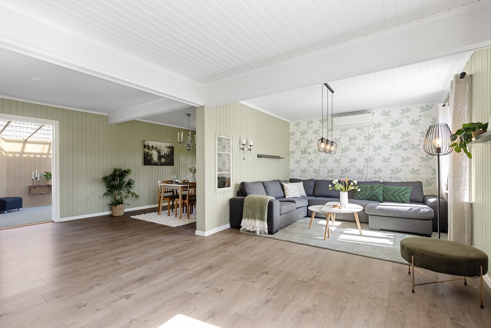 Fra stuen er det åpent inn til en lys og romslig vinterhage. Galleribilde