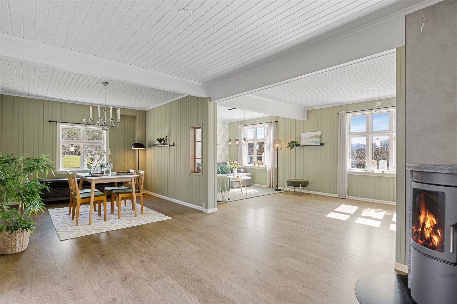 Det moderniserte våningshuset har en god planløsning med fire soverom, to bad fra 2019, og et tidsriktig kjøkken. Galleribilde