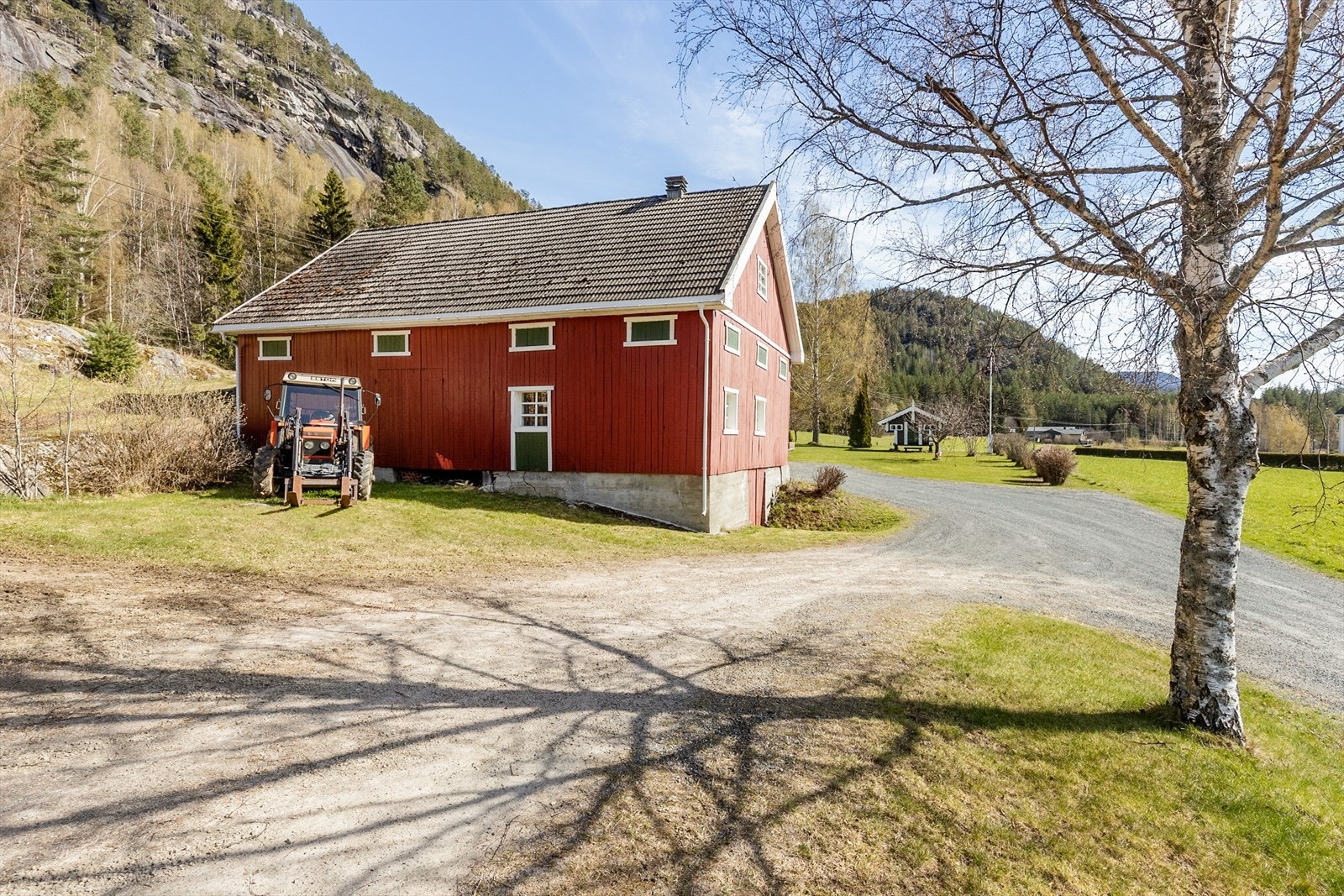 Driftsbygningen gir mange muligheter for lagring eller dyrehold. Galleribilde
