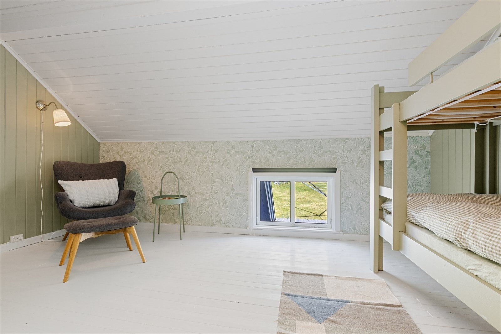 Et av de fire soverommene, med plass til køyeseng og sittegruppe. Galleribilde