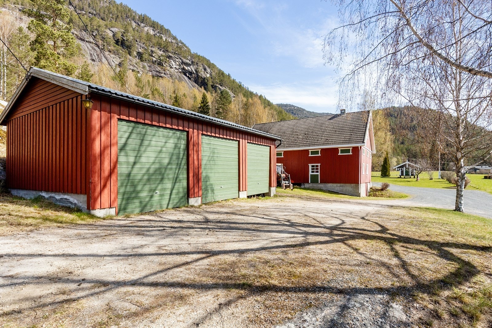 I tillegg til driftsbygningen er det en egen garasjebygning på eiendommen. Garasjen er oppført i 1985. Det er innlagt strøm, og garasjen har tre garasjeporter. I bakkant av garasjen er det oppført et takoverbygg. Galleribilde