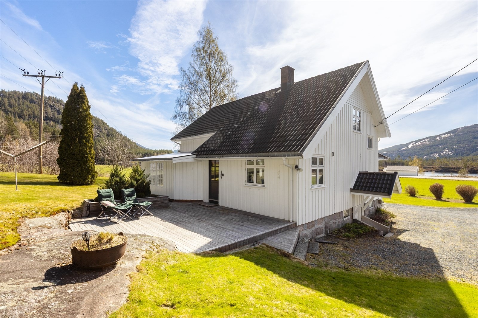 Uteplassene gir fine uteplasser på begge sider av huset. Galleribilde