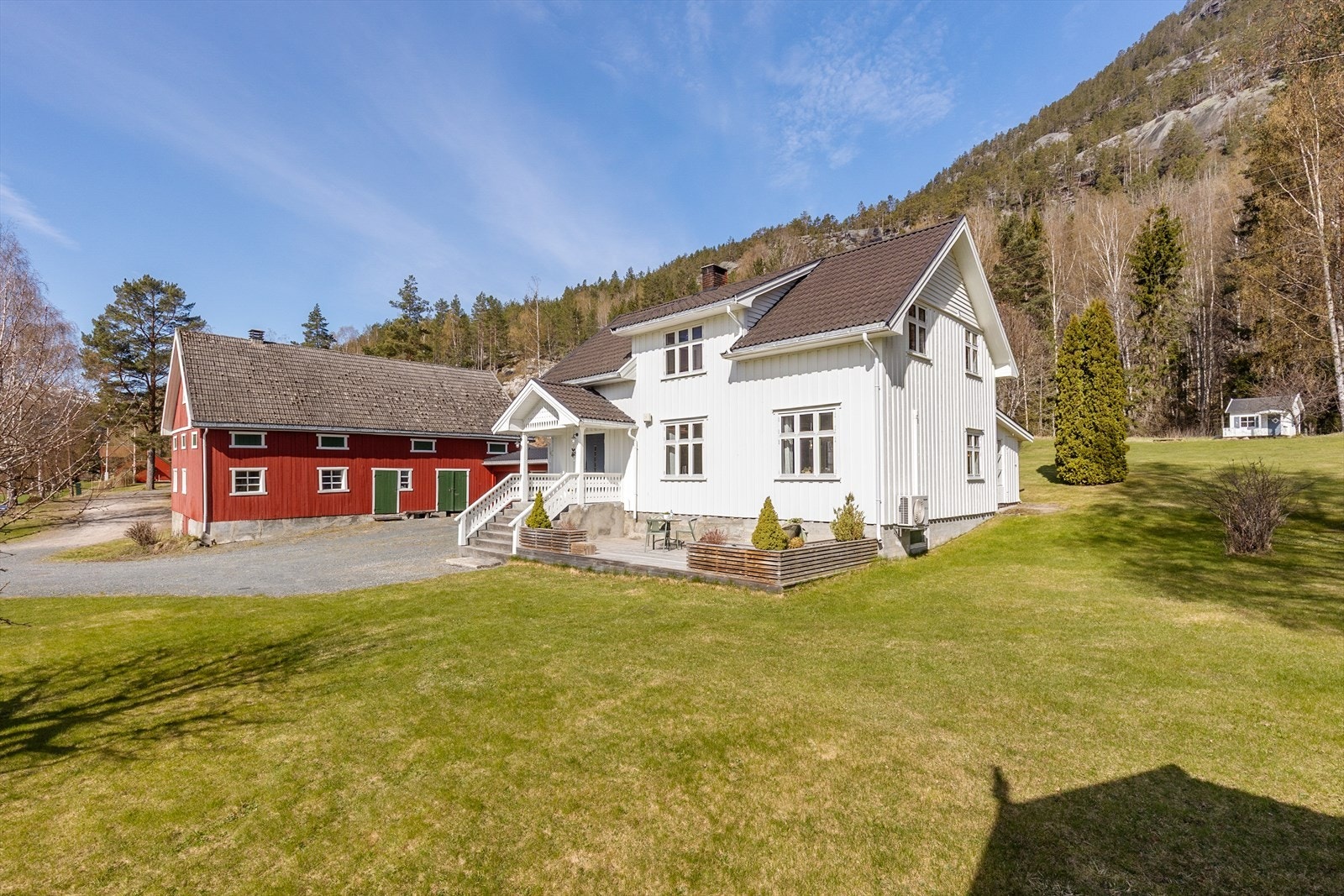 EiendomMegler1 ved Ann Helen Jamtveit presenterer Vråliosvegen 463! Foto: Inbovi Galleribilde