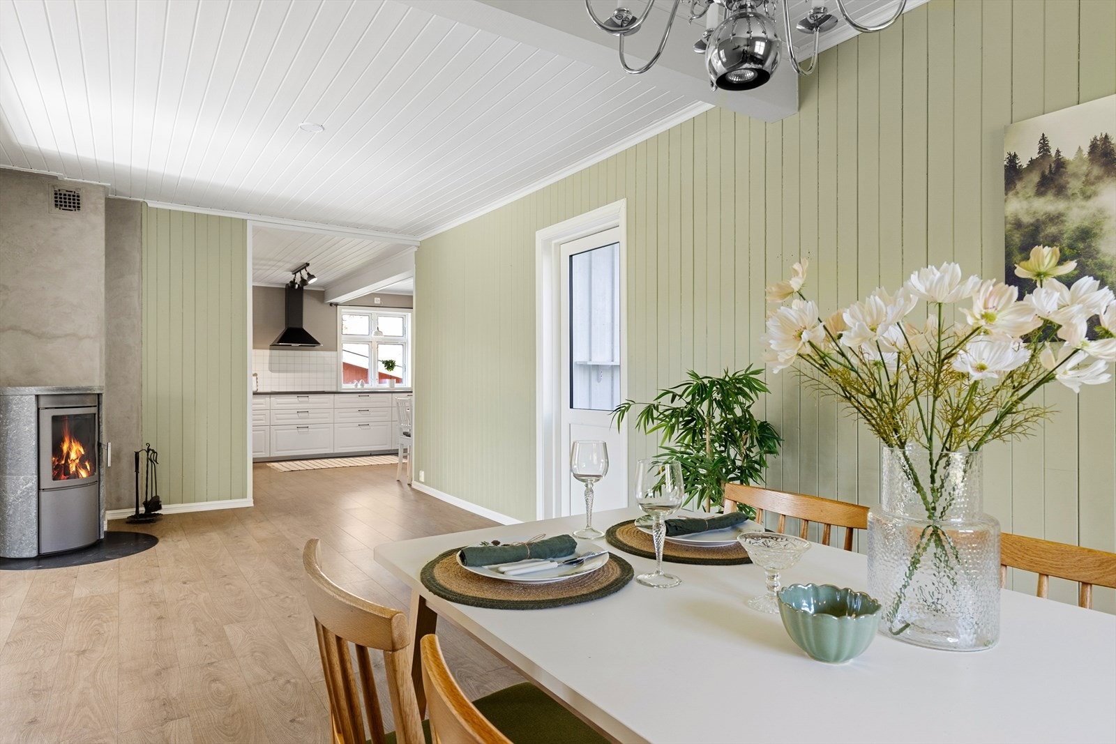 Stuen ble modernisert i 2019-2020 og har en nyere vedovn som gir god varme. Galleribilde