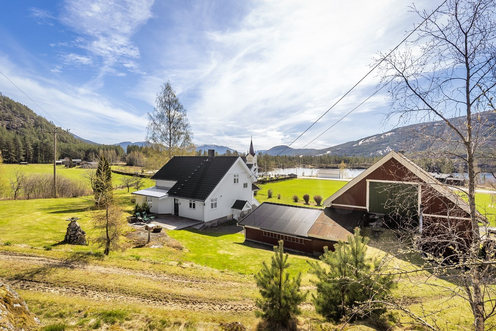 På eiendommen er det i tillegg til våningshuset oppført et stabbur, en garasje og en driftsbygning med carport. Galleribilde