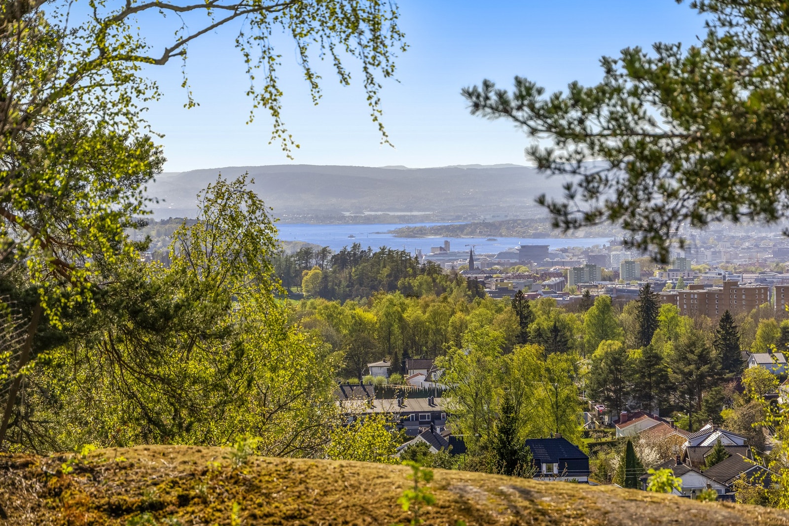 Plasseringen gir gode solforhold og helt rå utsikt over Oslo - der fjorden skimtes i det fjerne Galleribilde