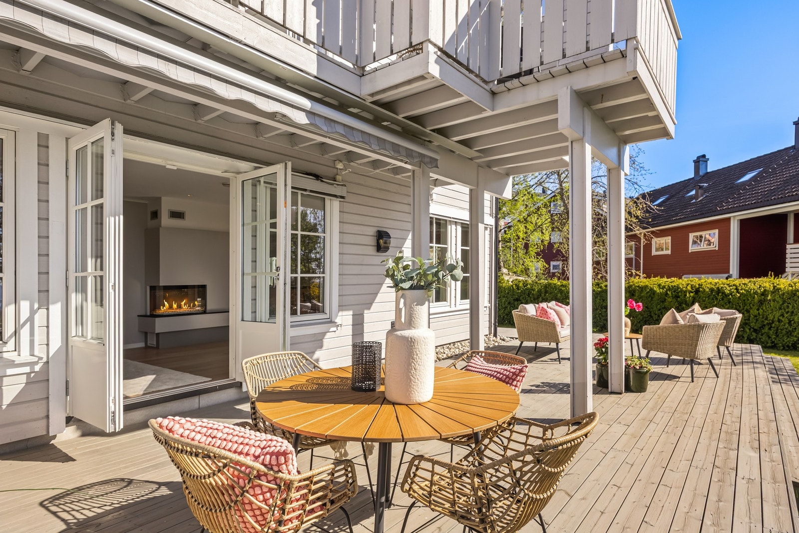Fra stuen er det utgang til en vestvendt og delvis overbygd terrasse på ca. 40 kvm. Galleribilde