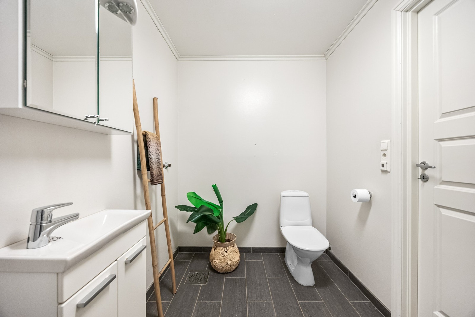 1. etasje har boligen et eget vaskerom med gjestetoalett og servant Galleribilde