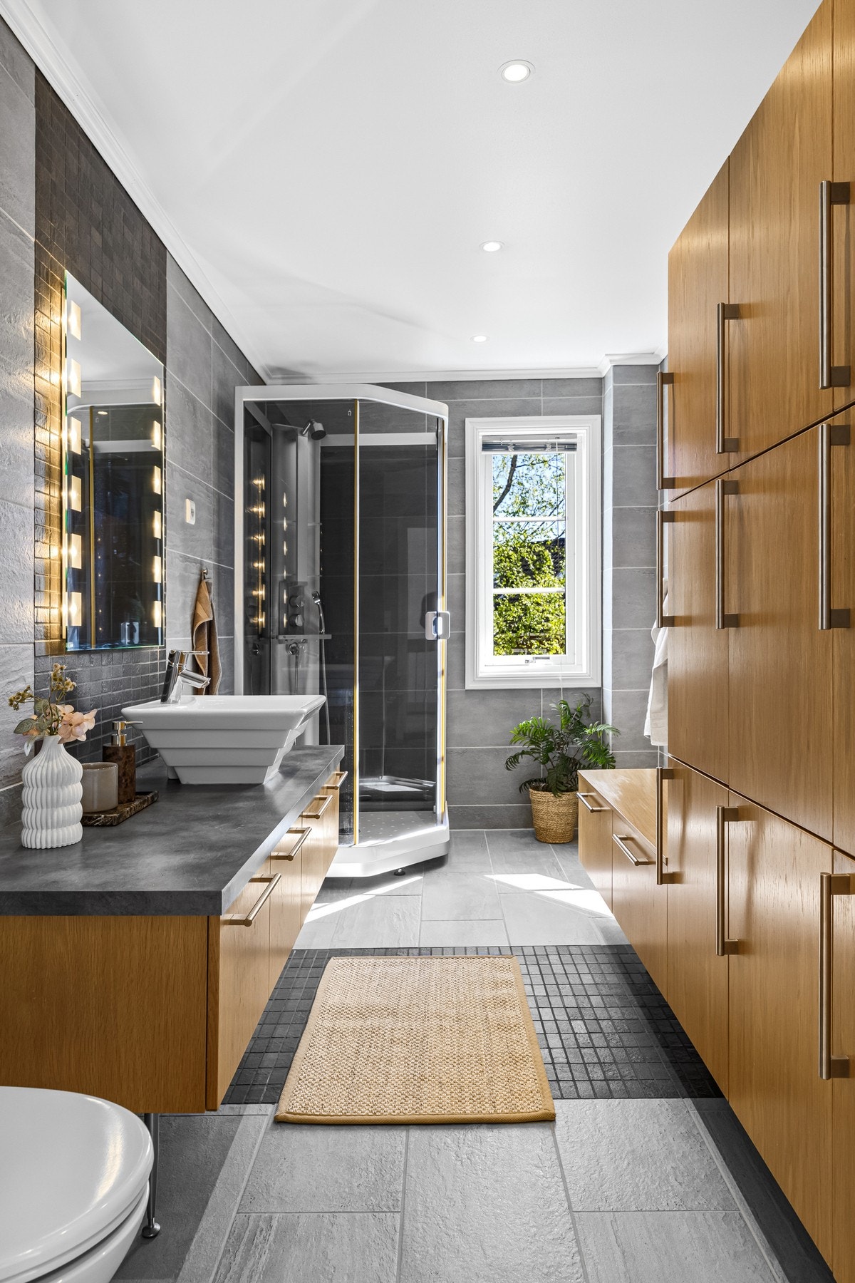Badet ligger fint til utenfor soverommene Galleribilde