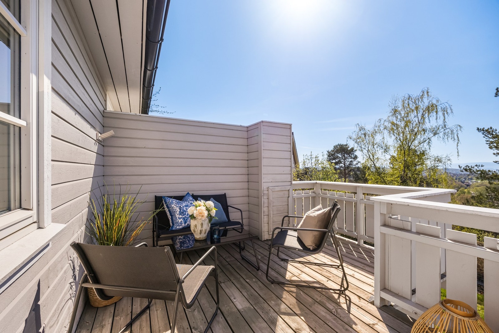 Verandaen har belysning, utstikk, levegger og et areal på ca. 13 kvm. Galleribilde