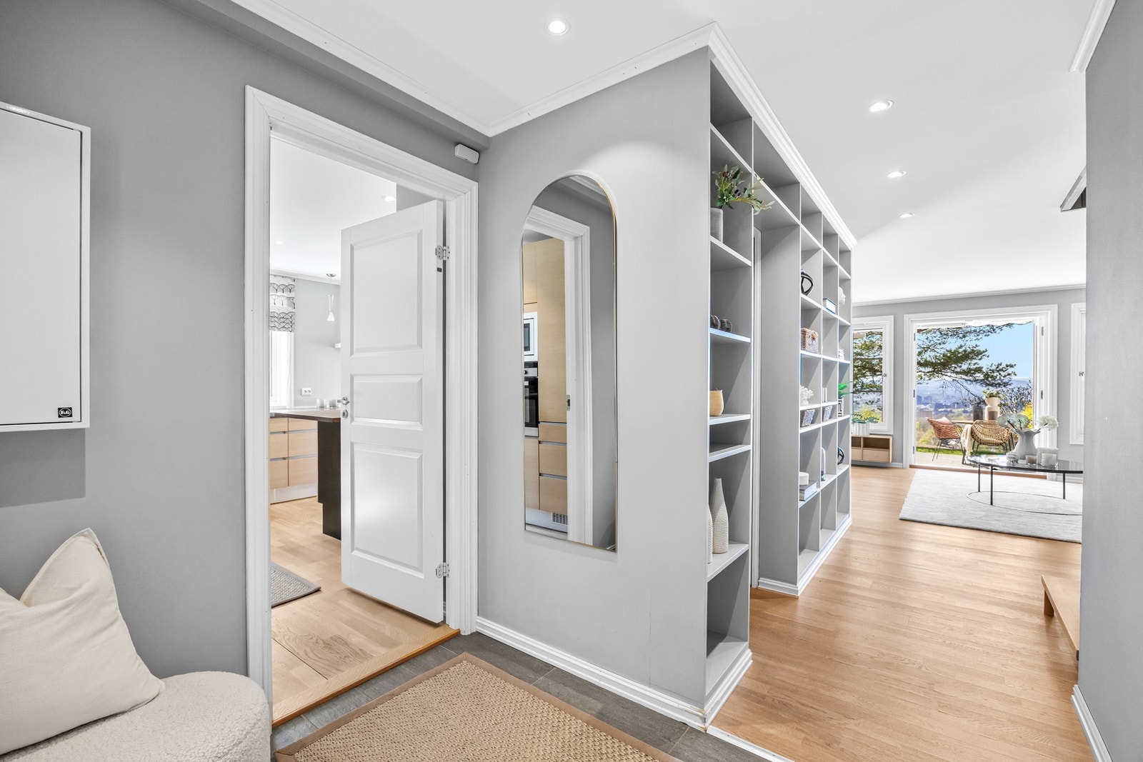 Rett innenfor entreen, finner man en bod i bruk som walk-in closet. Galleribilde