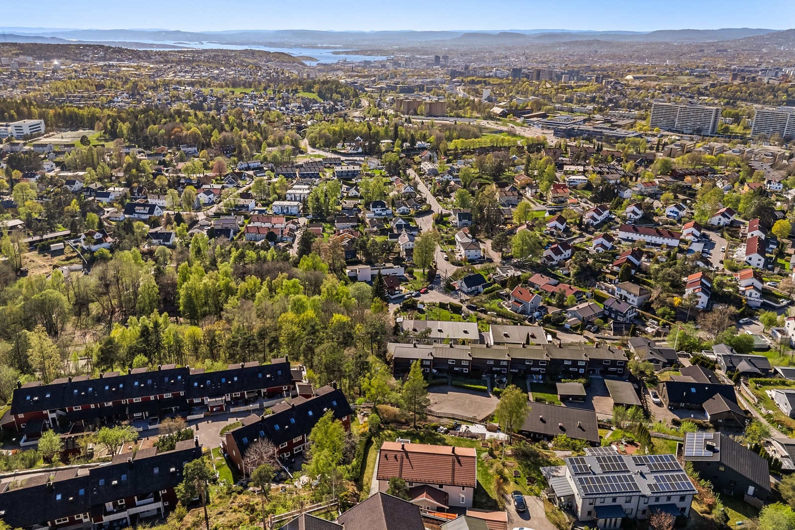 Boligen ligger helt innerst på et høydedrag med fantastisk utsikt Galleribilde