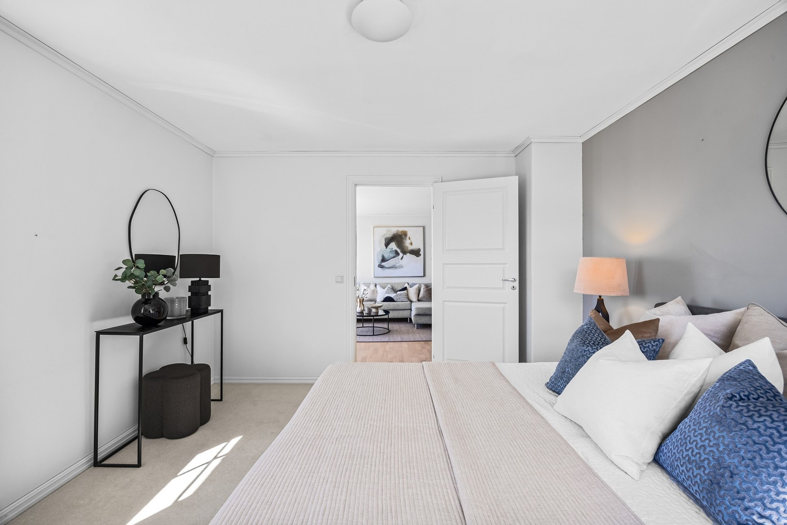 På hovedsoverommet er det plass til dobbeltseng, garderobeskap og annet møblement. Galleribilde
