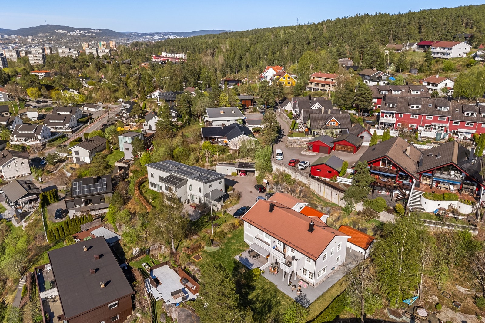 Foran garasjen er det egen biloppstillingsplass Galleribilde
