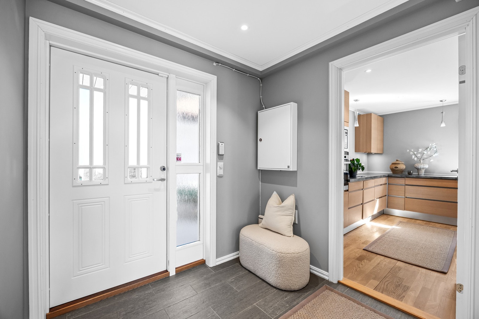 Inngangen er godt skjermet på baksiden, og har downlights, ringeklokke og overbygd ytterdør Galleribilde
