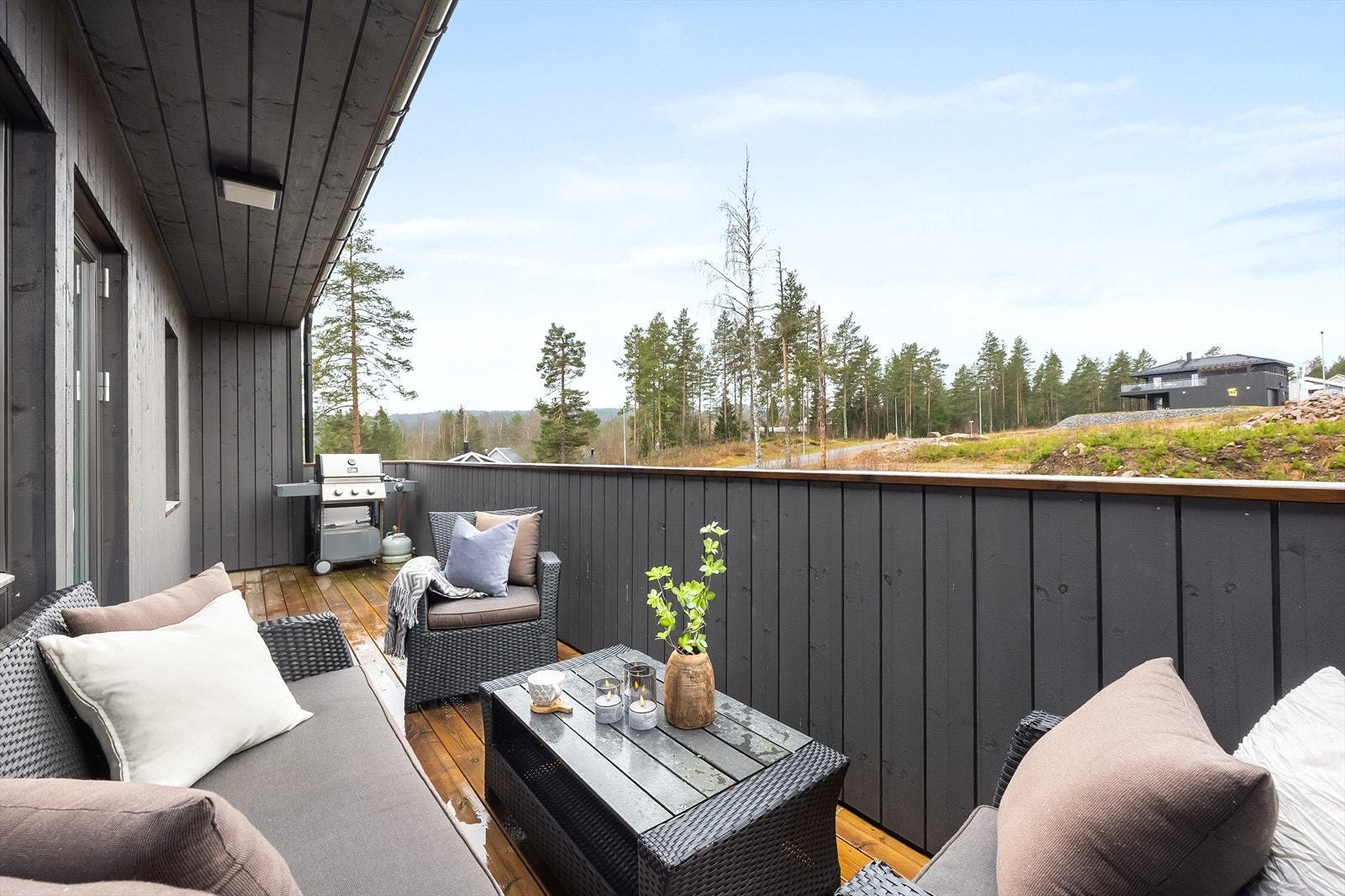 Fra stuen er det utgang til en privat og usjenert balkong på 13 m². Galleribilde
