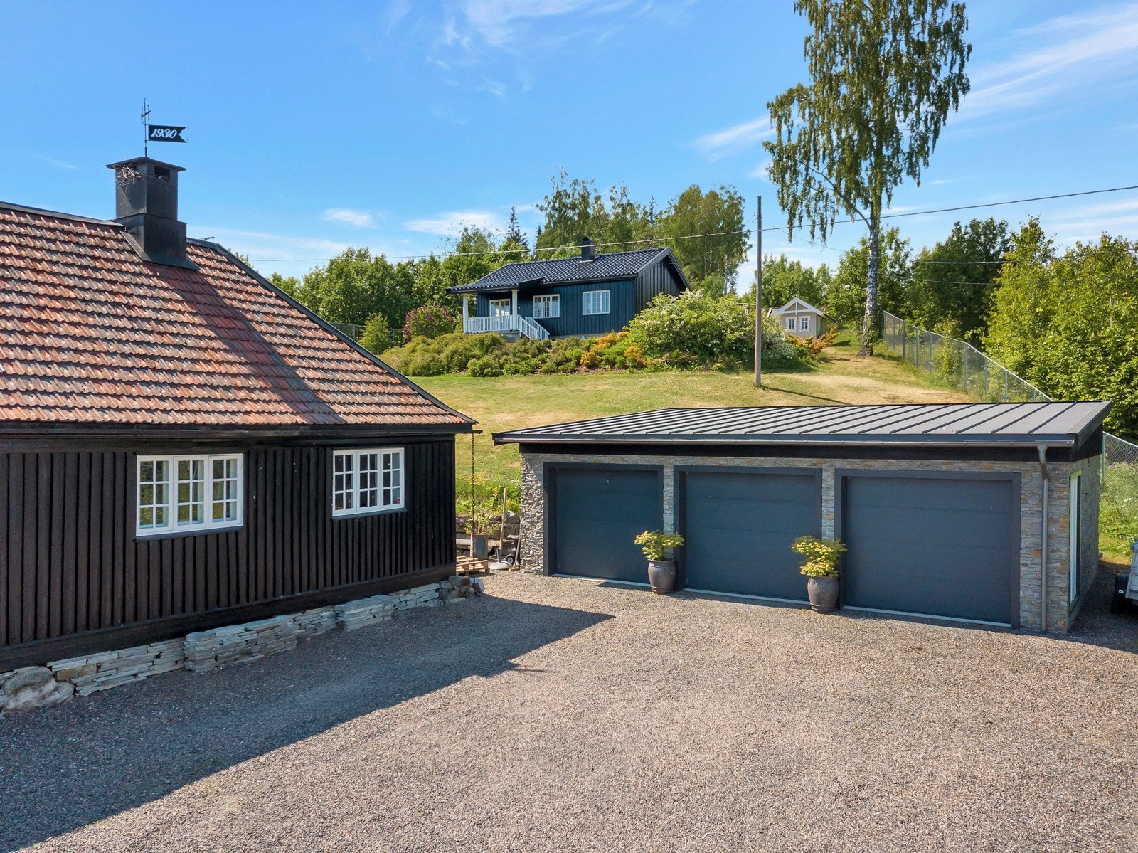 Garasje fra 2017 med tre biloppstillingsplasser, vannbåren gulvvarme, innlagt vann og strøm, 3 leddporter med motorstyring. Galleribilde
