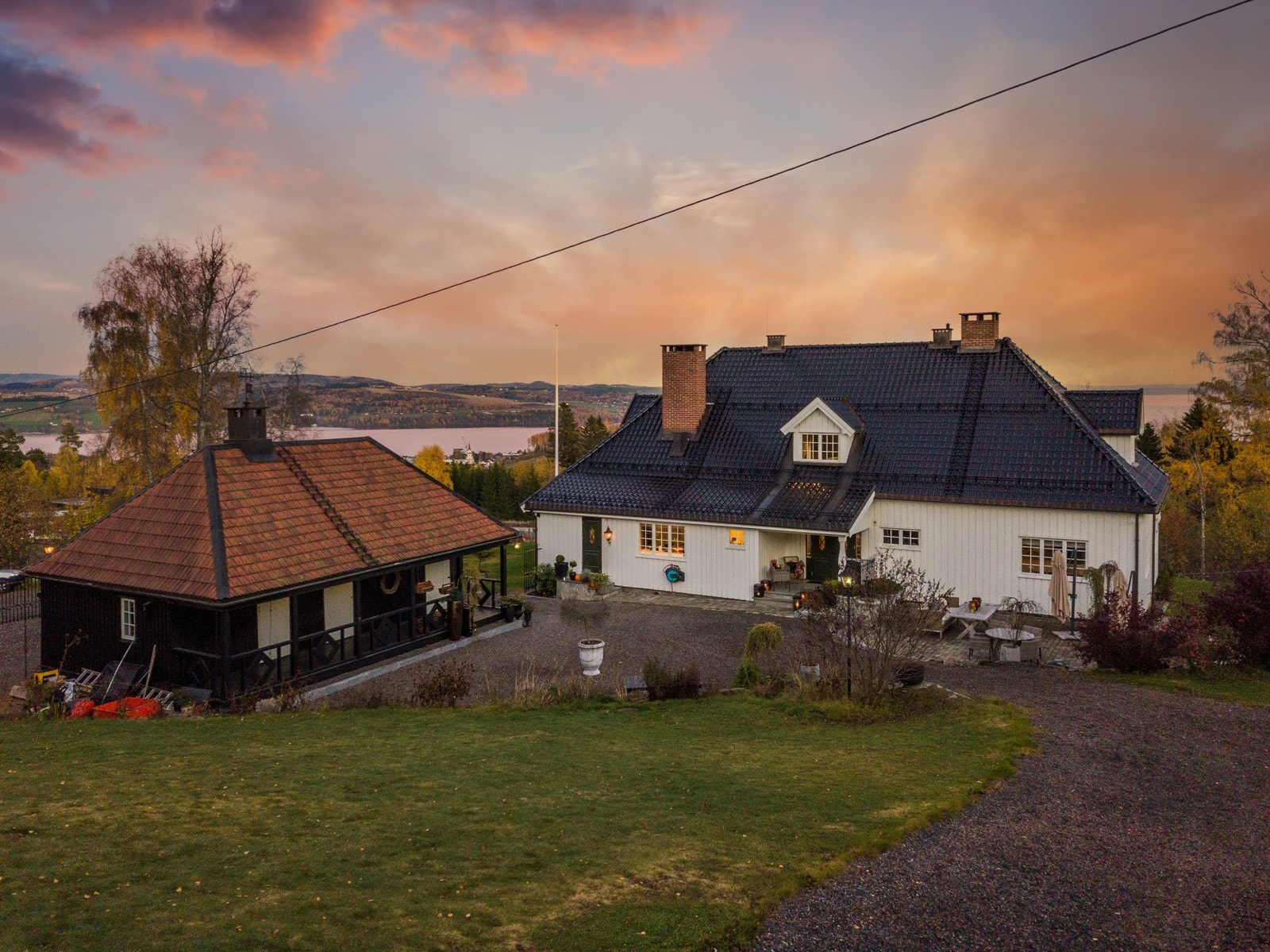 Her får du et liv i rolige omgivelser, uten gjennomgangstrafikk, og med panoramautsikt over byen og vakre Mjøsa. Galleribilde