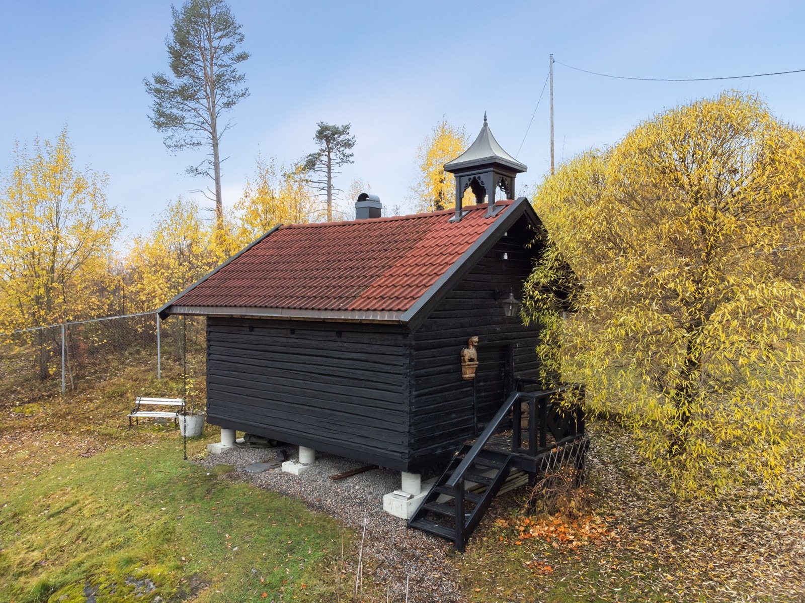 Stabburet er et koselig samlingspunkt med peisovn og plass til langbord. Galleribilde