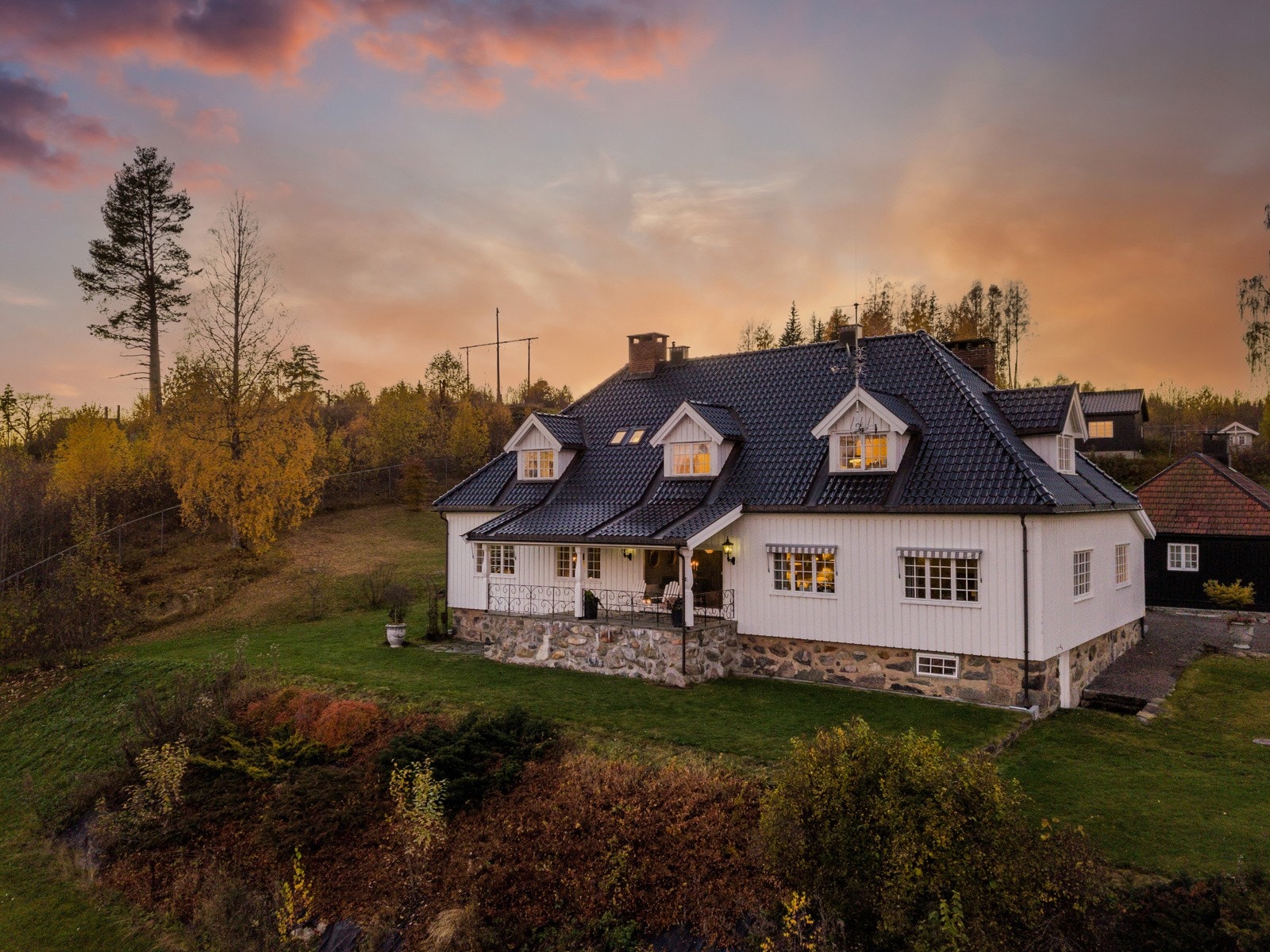 Denne ærverdige villaeiendommen tegnet av arkitekt Arnstein Arneberg byr på en sjelden kombinasjon av sjel, stil og komfort. Galleribilde