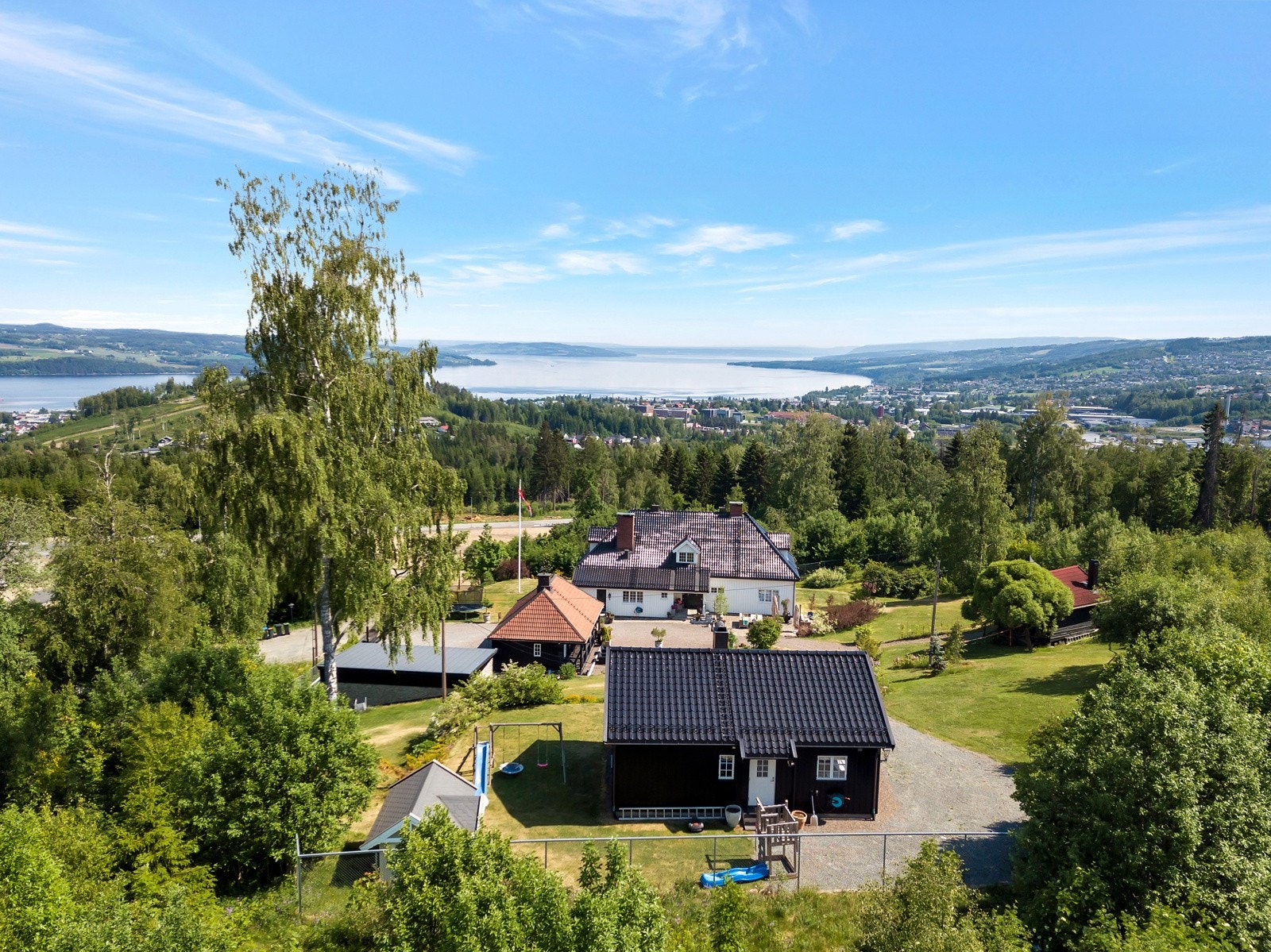 Eiendommen ligger i skrånende, terrassert terreng og er vakkert opparbeidet med brosteinsbelagte uteplasser, plen, gruslagte veier og forstøtningsmurer. Galleribilde