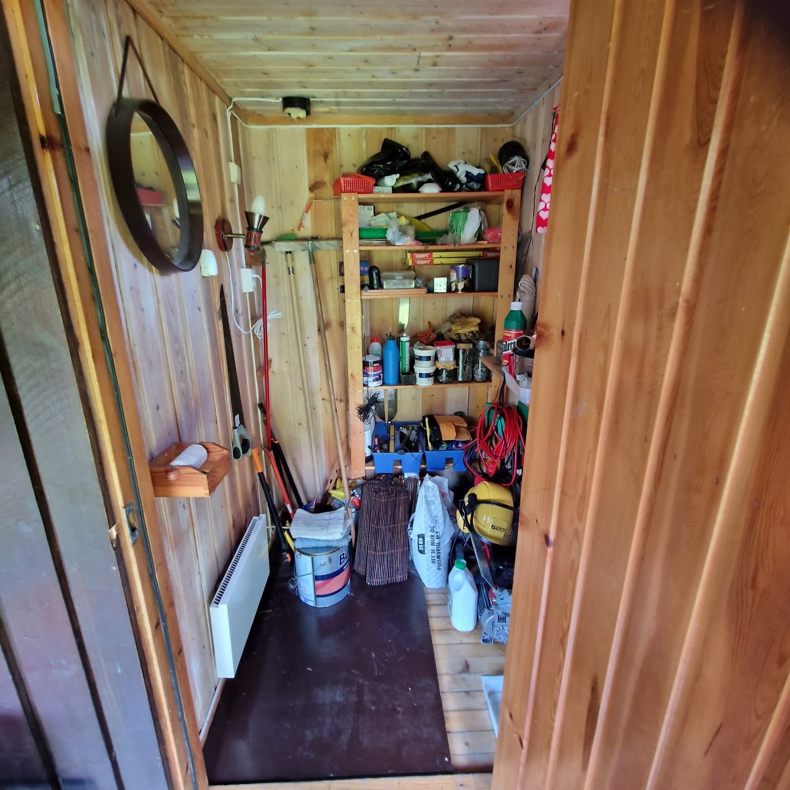 Hytta tilbyr gode lagringsmuligheter både i innvendig og utvendig bod. Galleribilde
