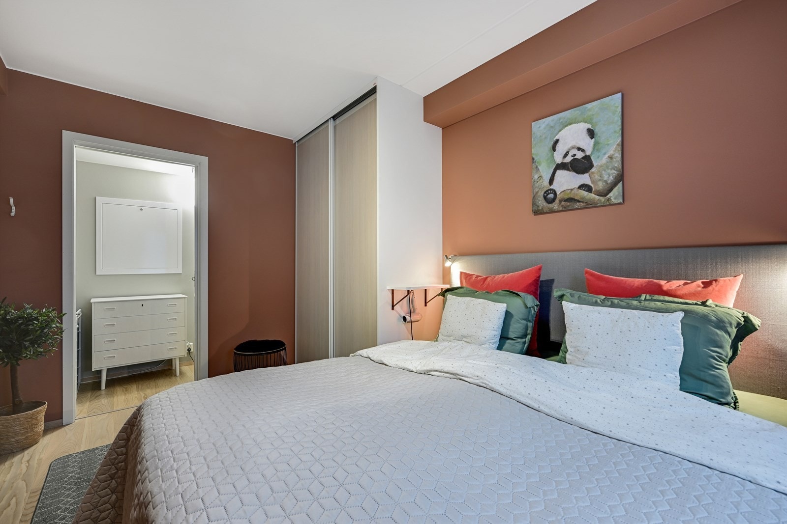 Hovedsoverom med skyvedørsgarderobe og walk-in bod. Galleribilde