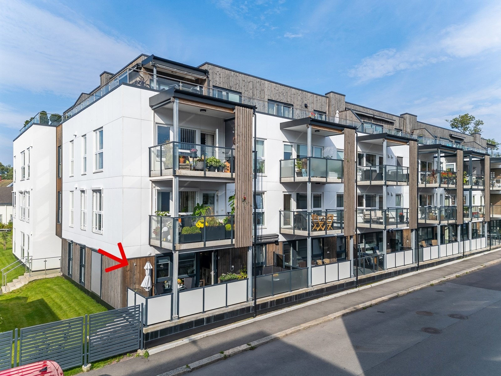 Romslig veranda med egen port og trapp til flott hage. Galleribilde
