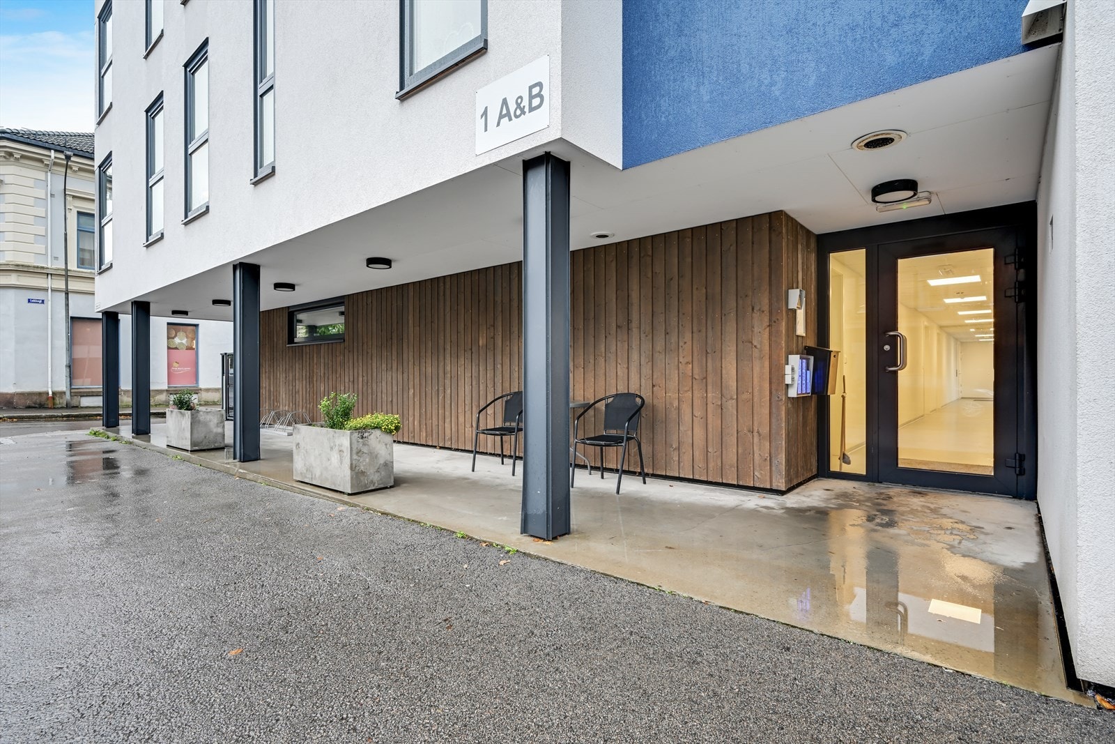 Overbygget inngangsparti fra Storgata hvor man går via bakgård for å komme inn i oppgang B. Galleribilde