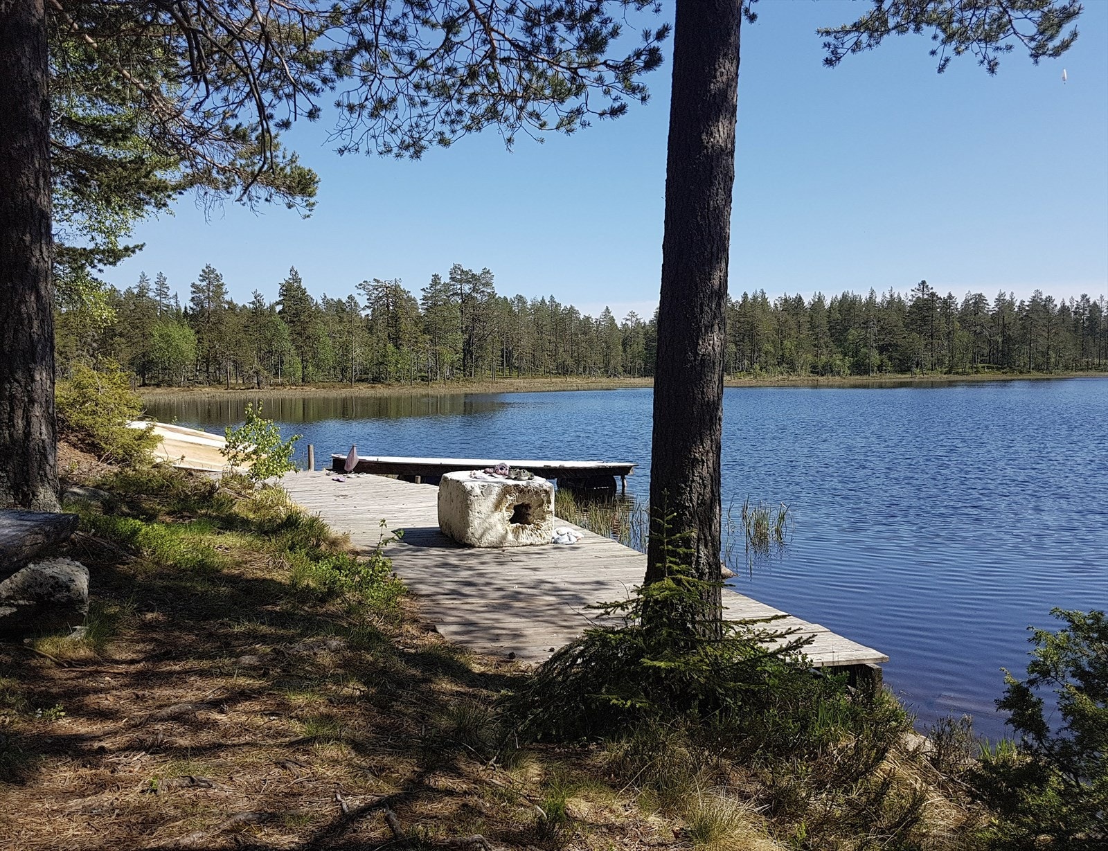 Et pent opparbeidet fellesareal med brygge - et naturlig samlingspunkt ved vannet. (foto:privat) Galleribilde