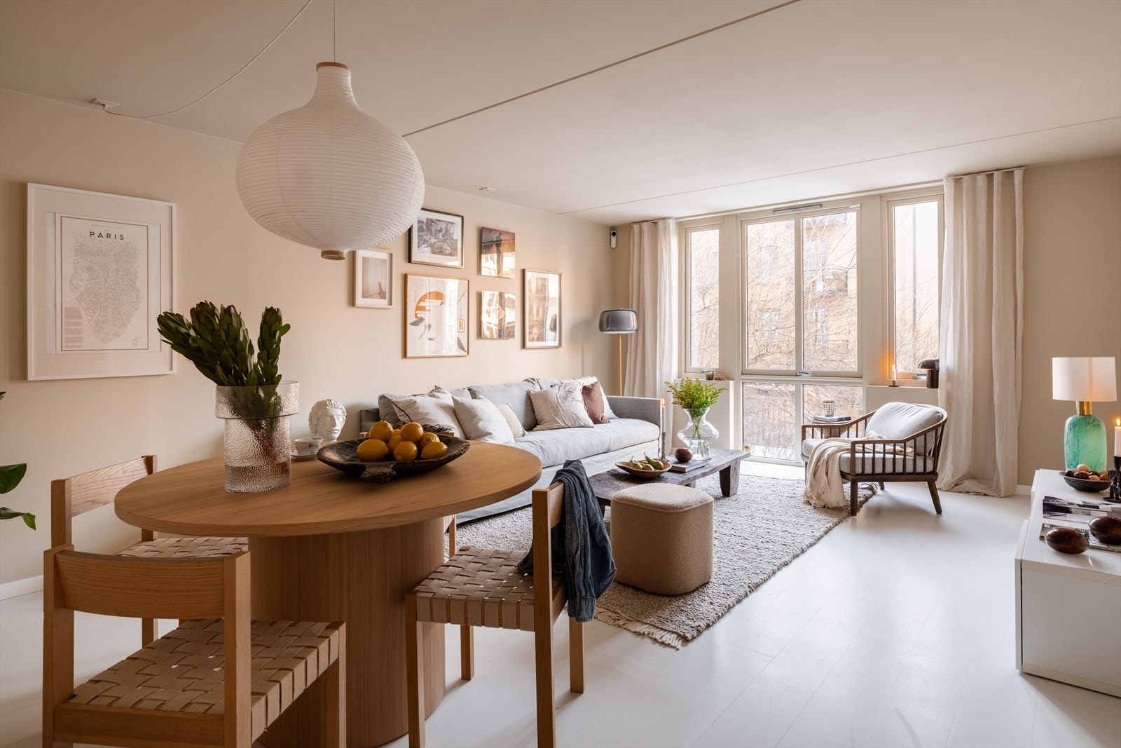 Romslig stue med god plass til sofa, spisebord og oppbevaringsmøbler Galleribilde