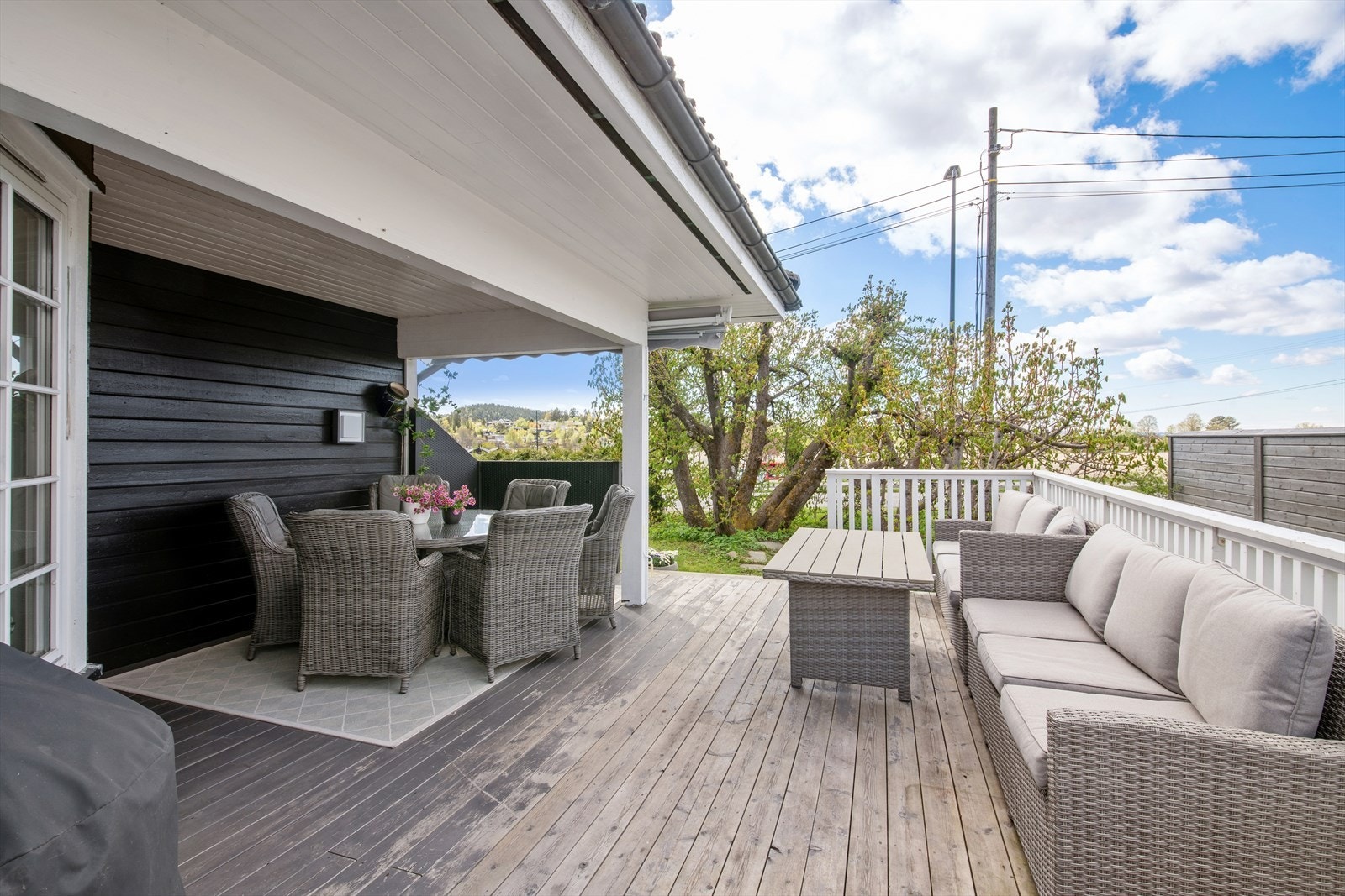 Delvis overbygd terrasse med solrike uteplasser Galleribilde
