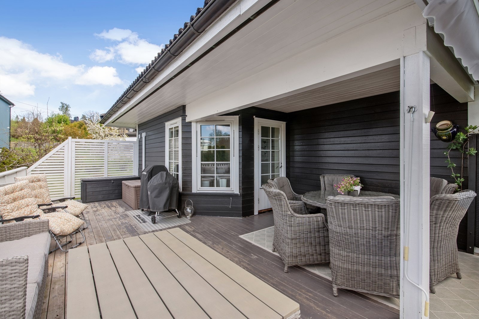 Fra spisestuen er det utgang til en terrasse på 36 kvm! Galleribilde