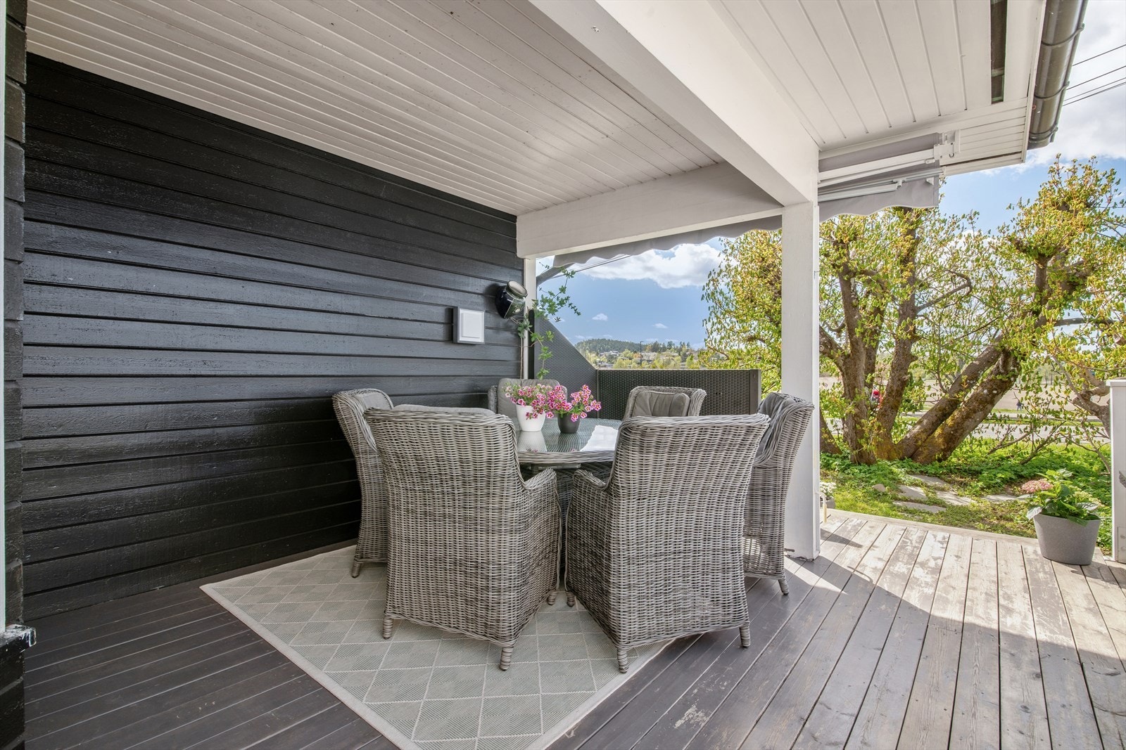 Fra spisestuen er det utgang til stor solrik terrasse med direkte tilgang til hagen. Galleribilde