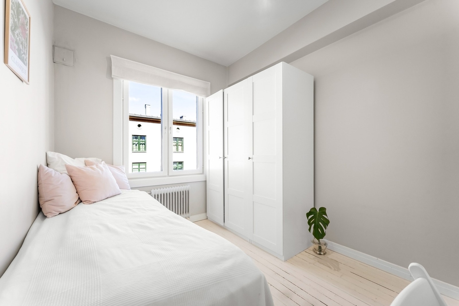 Soverom 2 av god størrelse med plass til seng, garderobe og skrivebord. Galleribilde