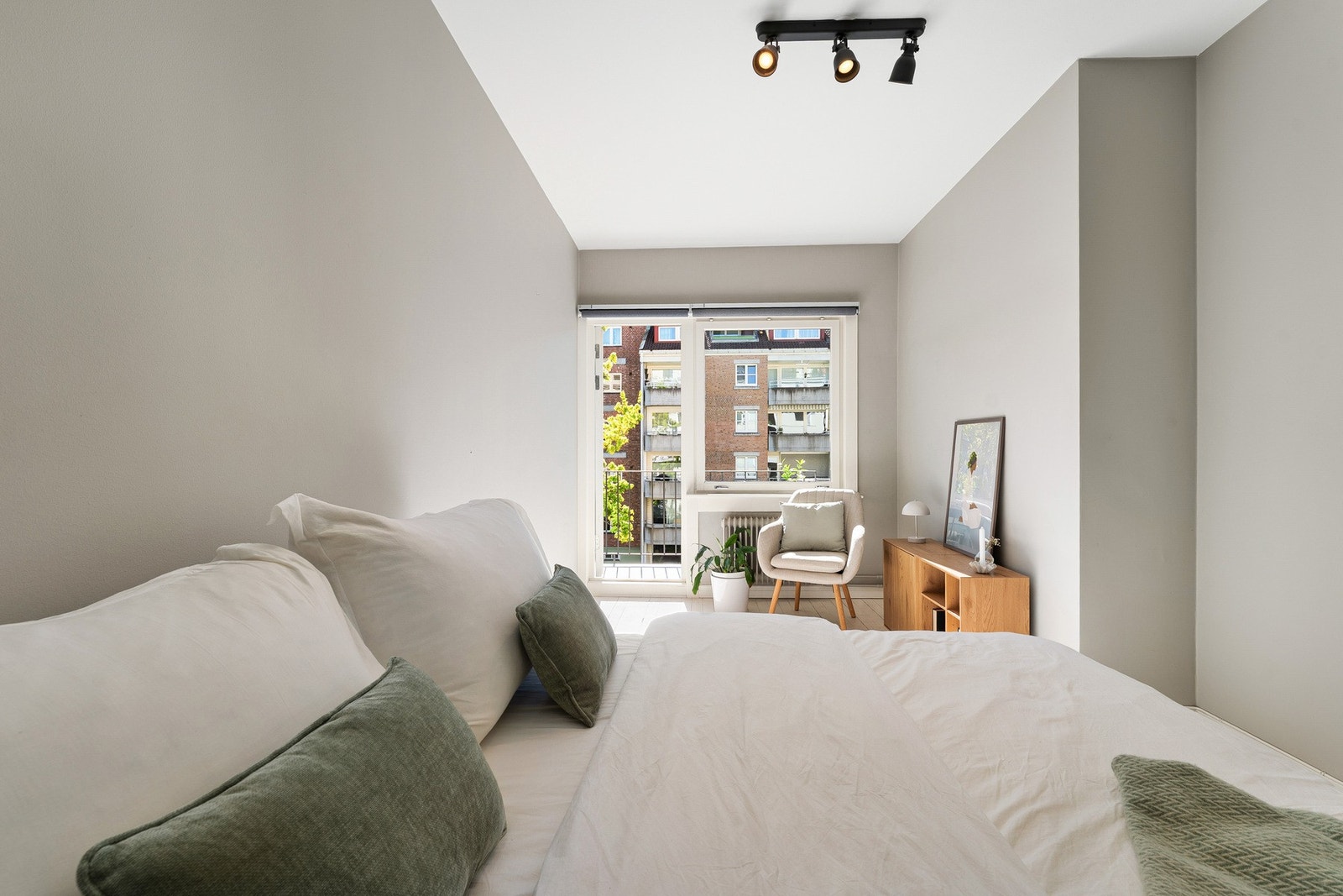 God plass til dobbeltseng, nattbord og garderobe. Galleribilde