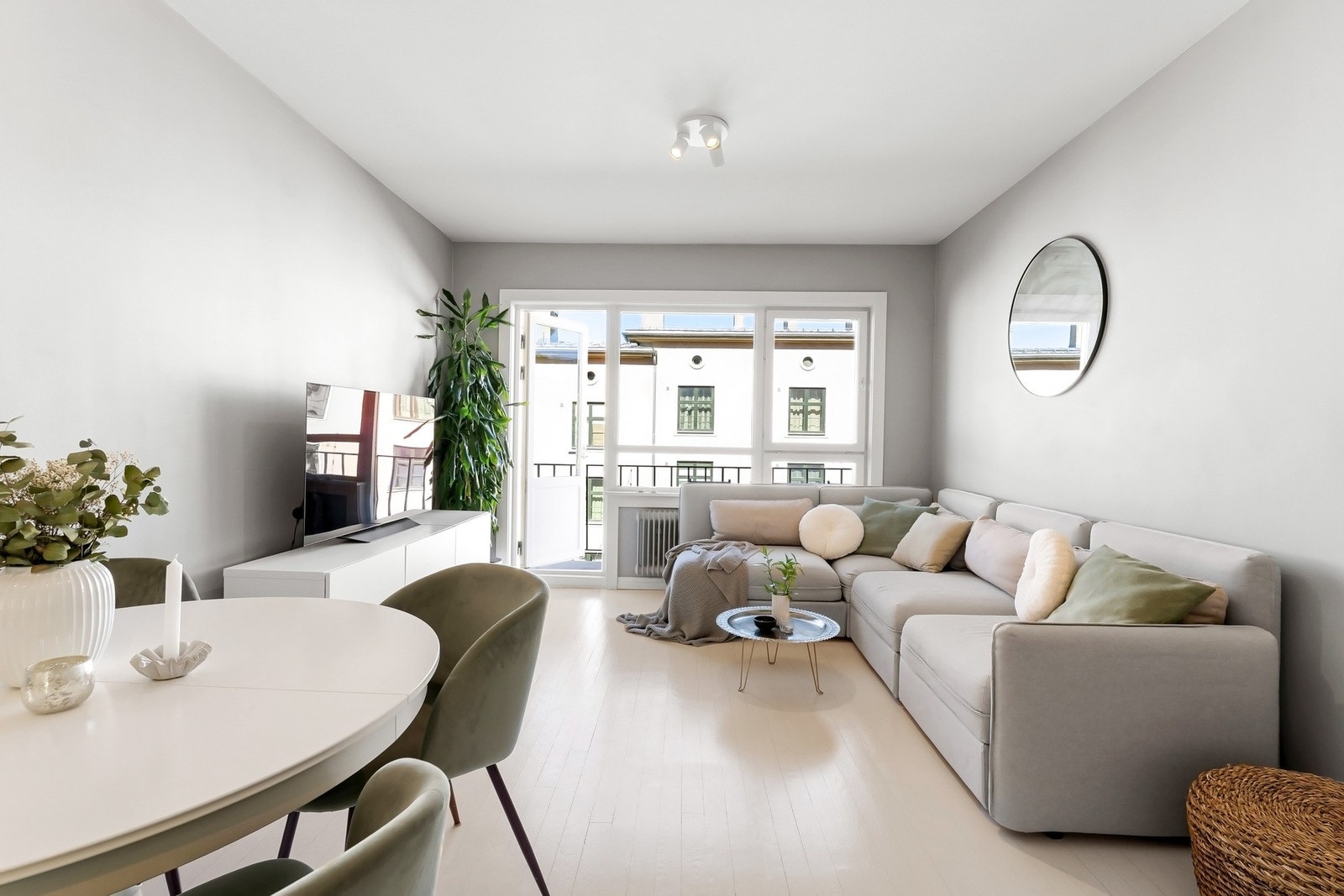 Lys og luftig stue med god plass til sofagruppe og spisebord. Galleribilde