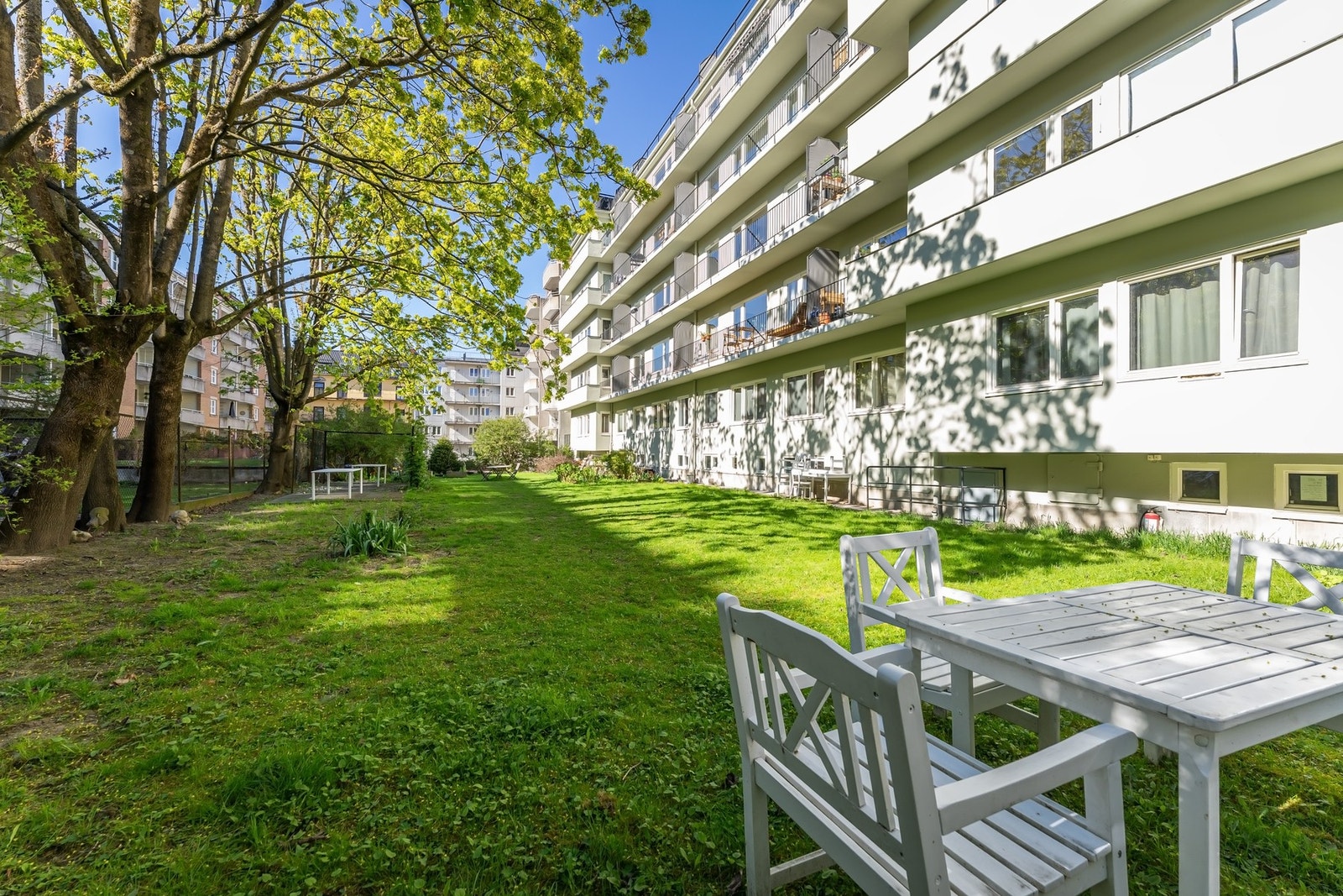 Hyggelig og pent opparbeidet fellesareal med sittegrupper og beplantning. Galleribilde
