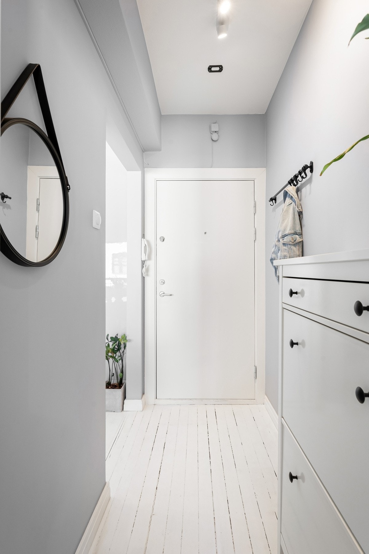Hyggelig entré med plass til oppbevaring. Galleribilde