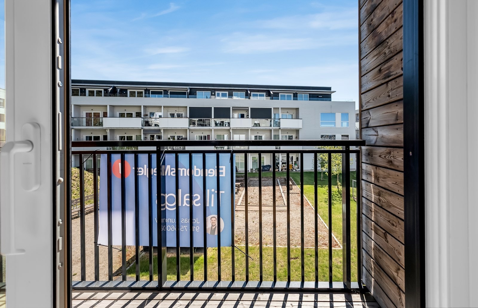 Uteplassen vender mot sameiets felles grøntarealer. Galleribilde