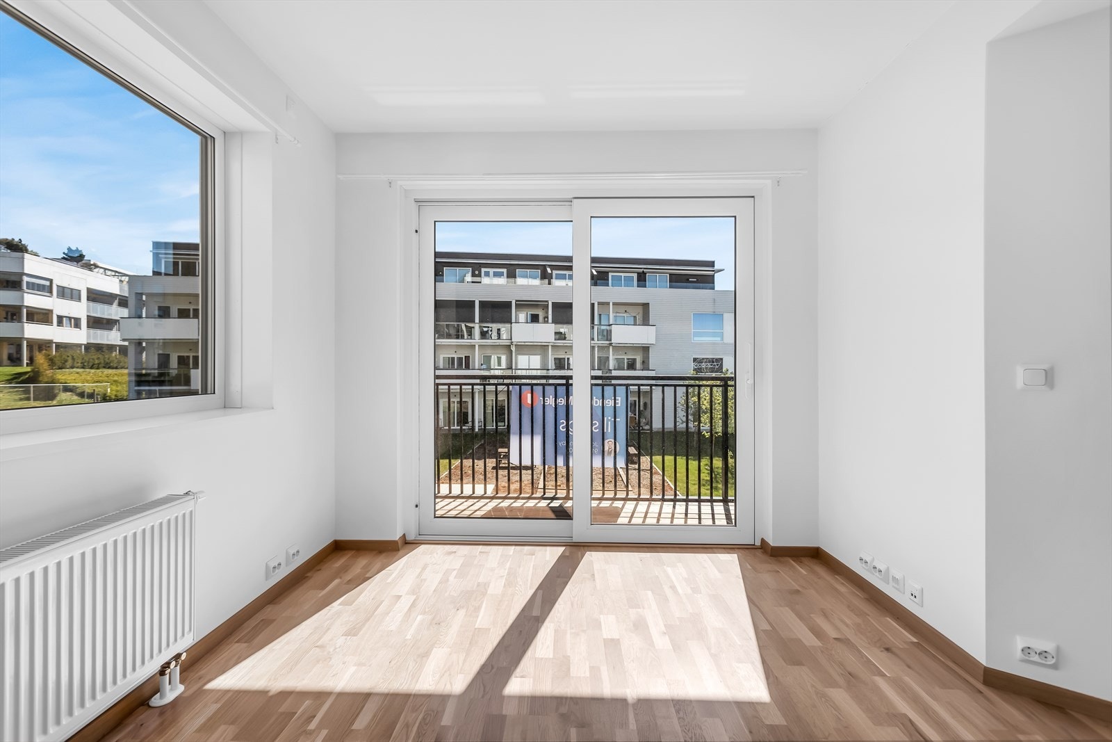 Leiligheten varmes opp med fjernvarme via vannbåren varme til radiatorer. Galleribilde