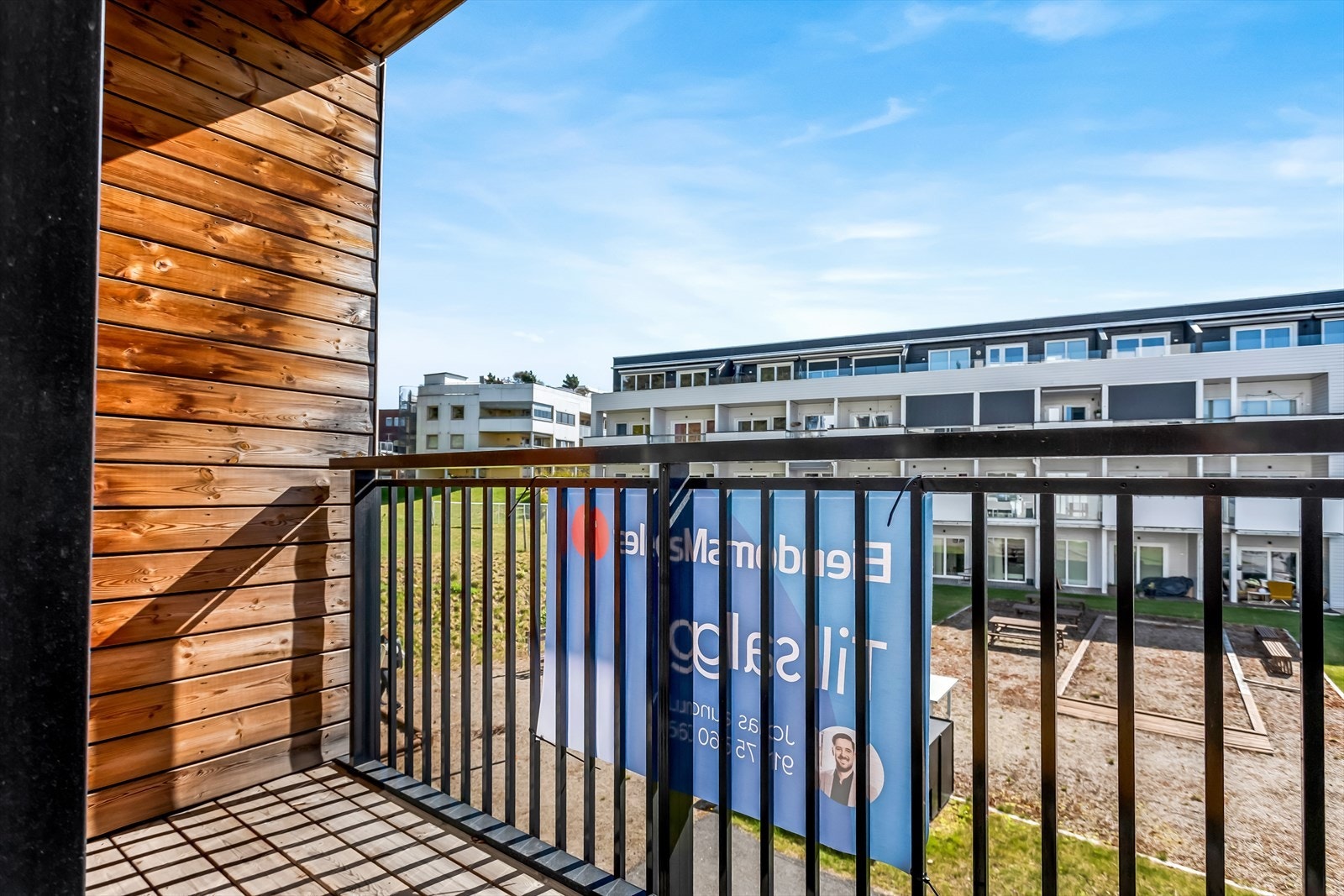 Fra stuen er det utgang til en sørøstvendt balkong på 3 m². Galleribilde