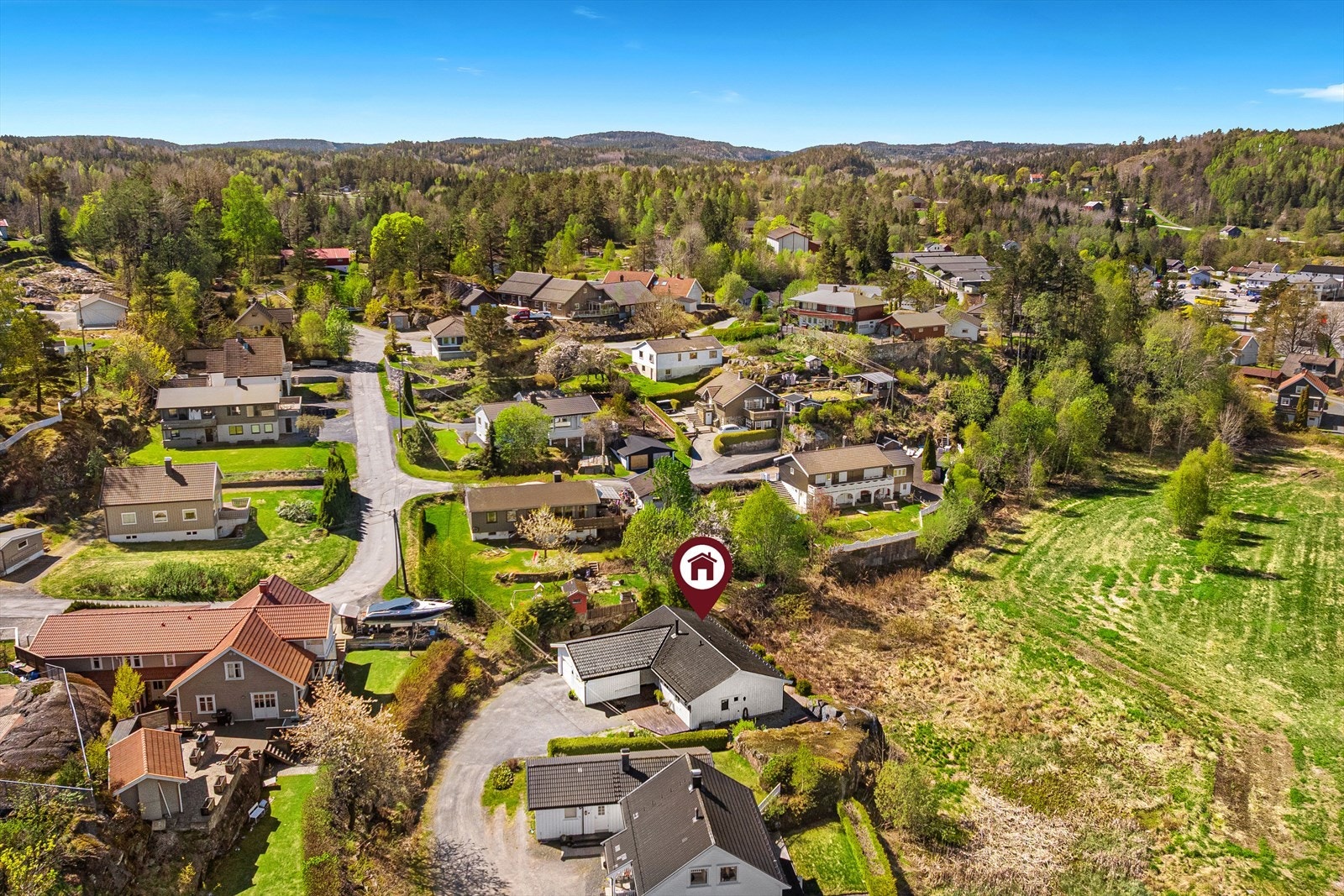 Sannidal er et svært populært bosted med tilknytning til absolutt alle fasiliteter, b.la skole, barnehage, kjøpesenter, matbutikker, frisør osv. Galleribilde