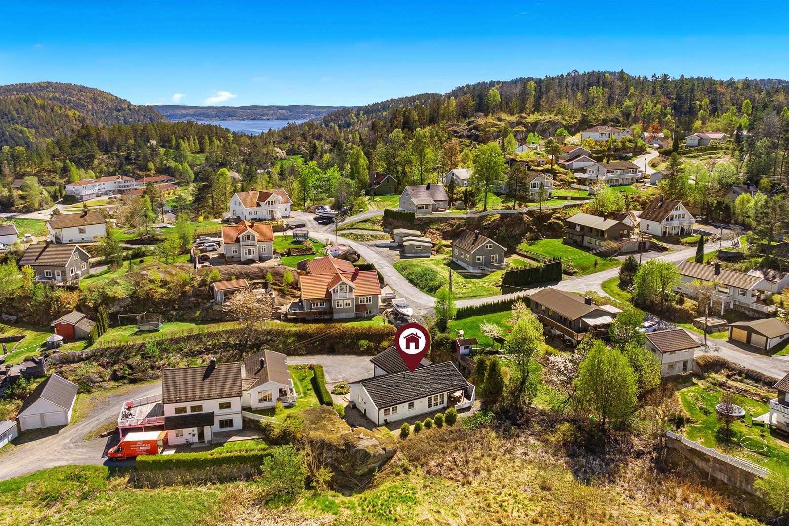 Eneboligen ligger Tangen i Sannidal i et attraktivt, naturskjønt og familievennlig område, omtrent 12 kilometer unna Kragerø sentrum. Galleribilde