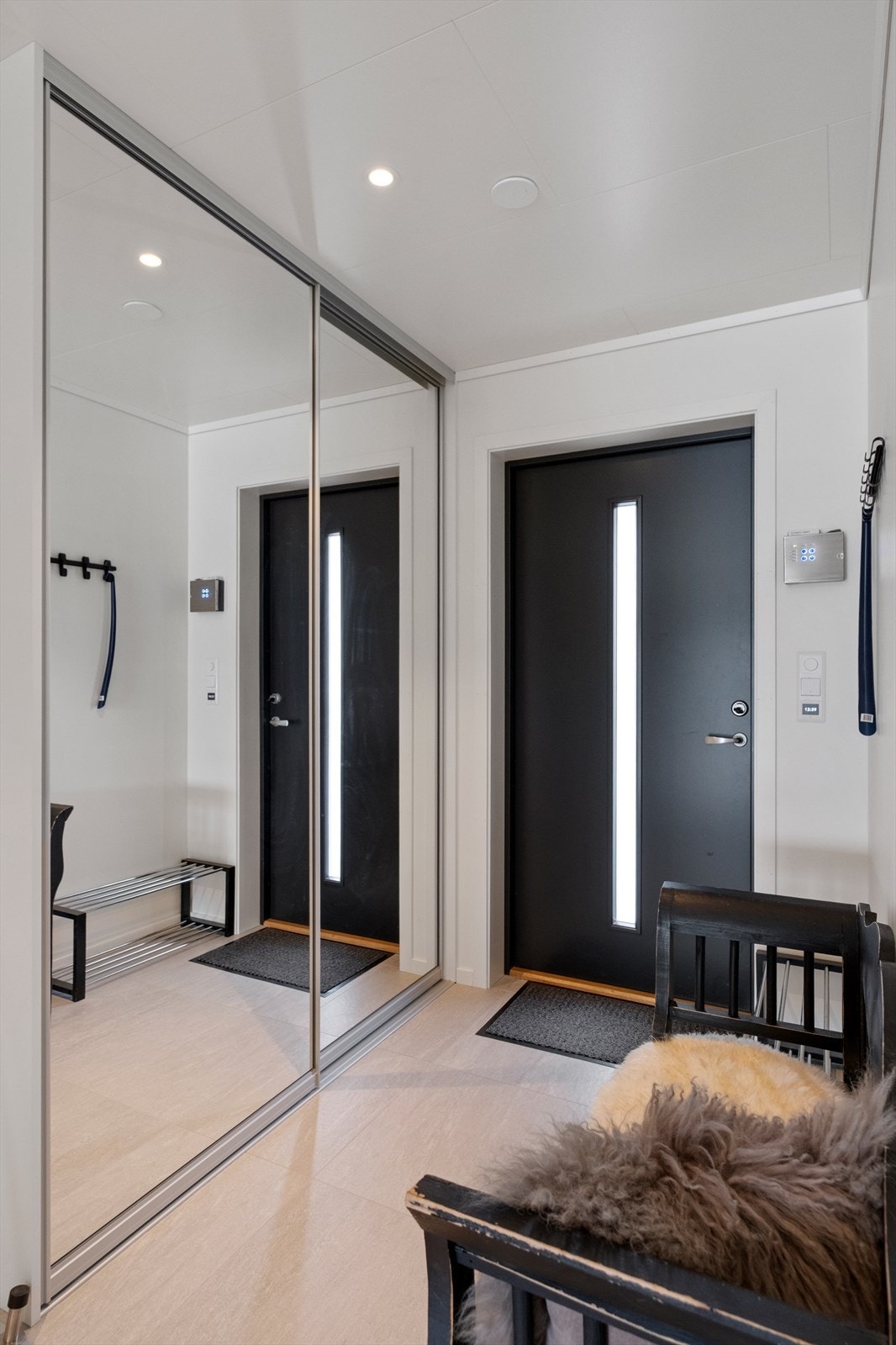 Praktisk skyvedørsgarderobe i entré. Galleribilde