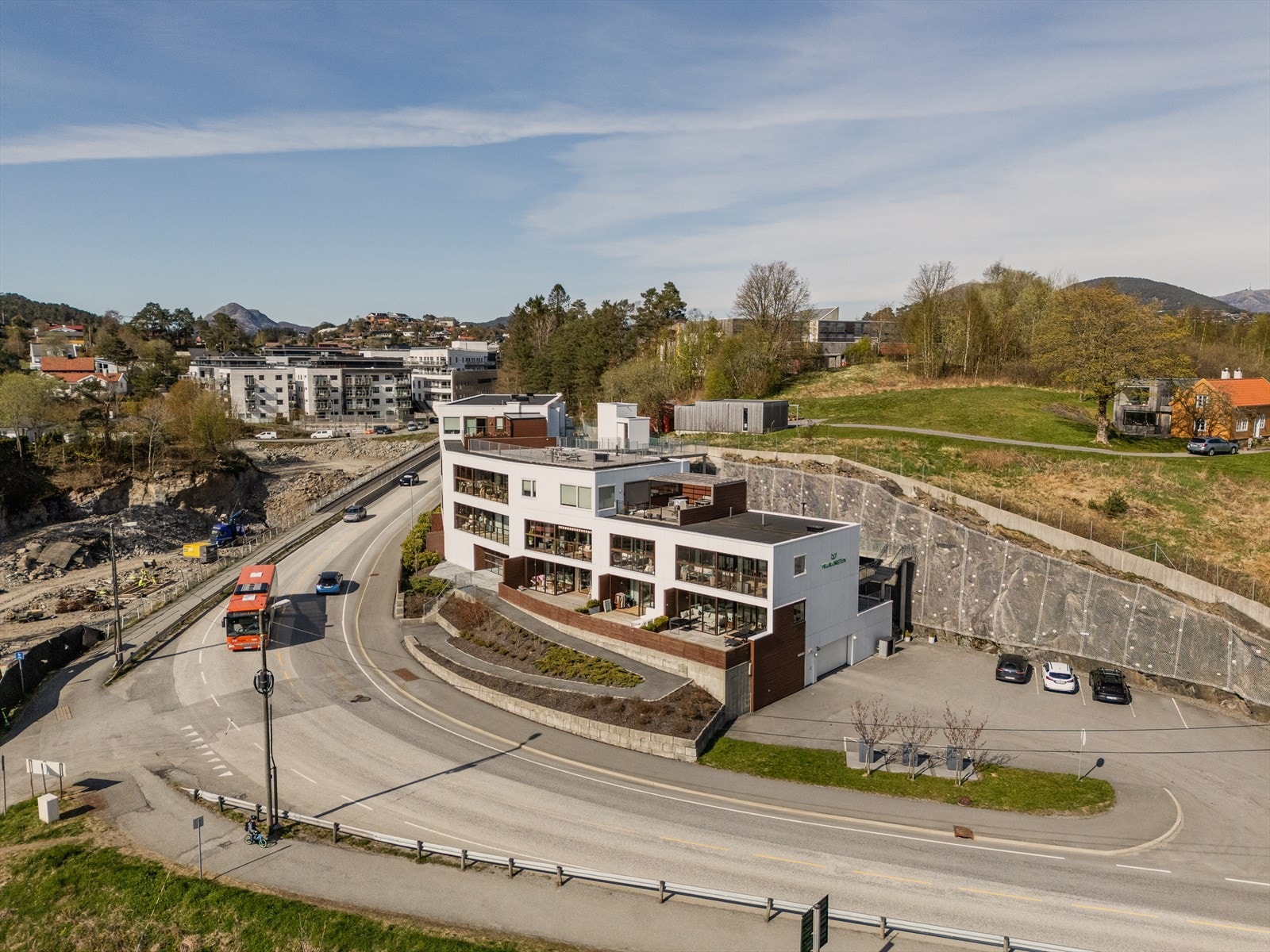 Søreide barneskole ligger i bakkant av bilde. Galleribilde