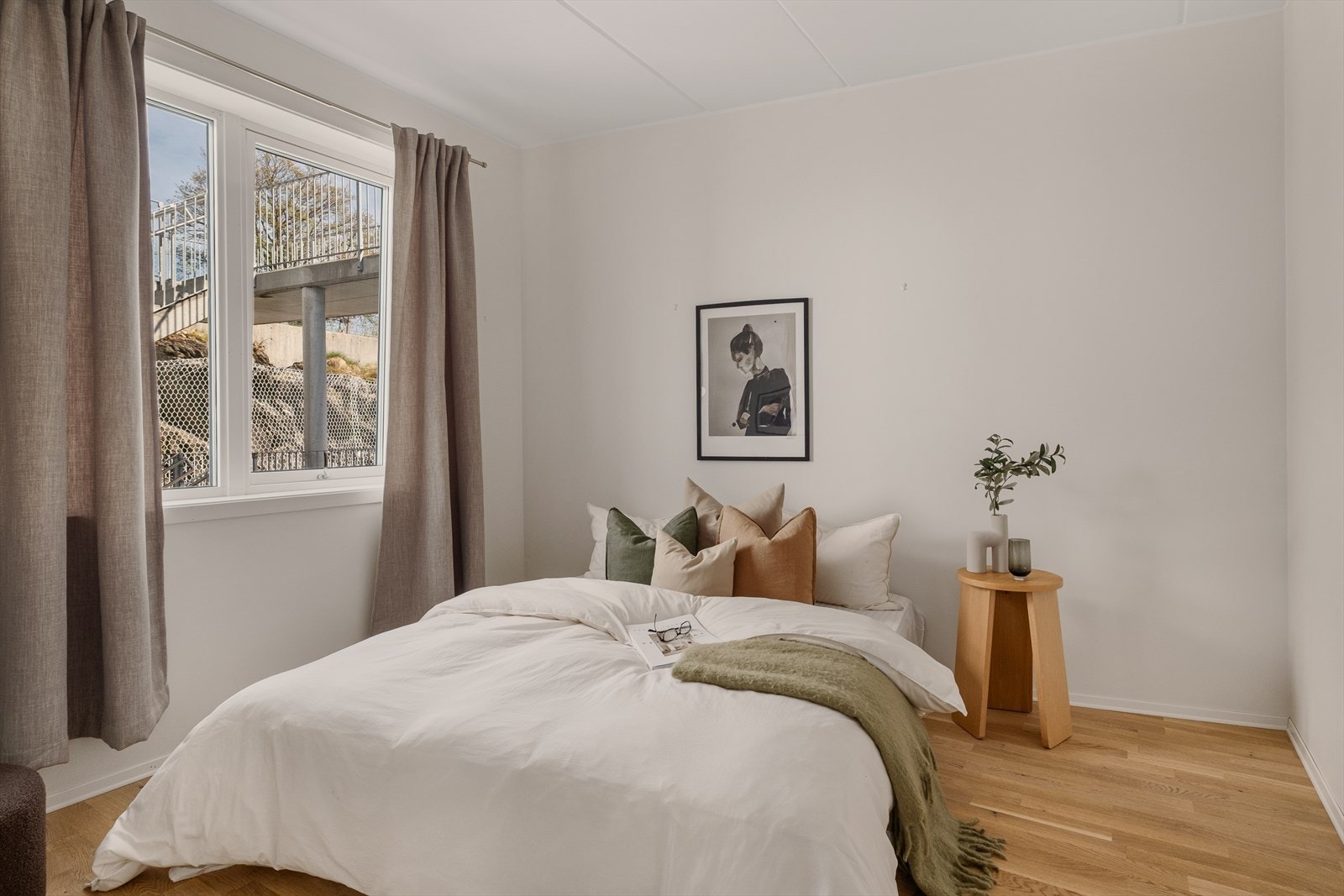 Soverom med speil-skyvedørsgarderobe. Galleribilde